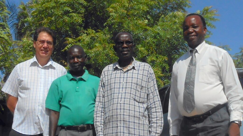 Tre afrikaner och en svensk poserar för kameran.