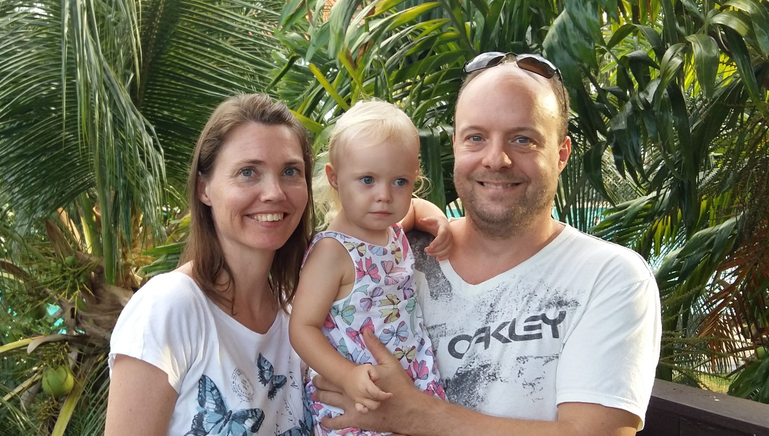 Porträtt på Catharina och Andreas Karlhager tillsammans med dottern Olivia.