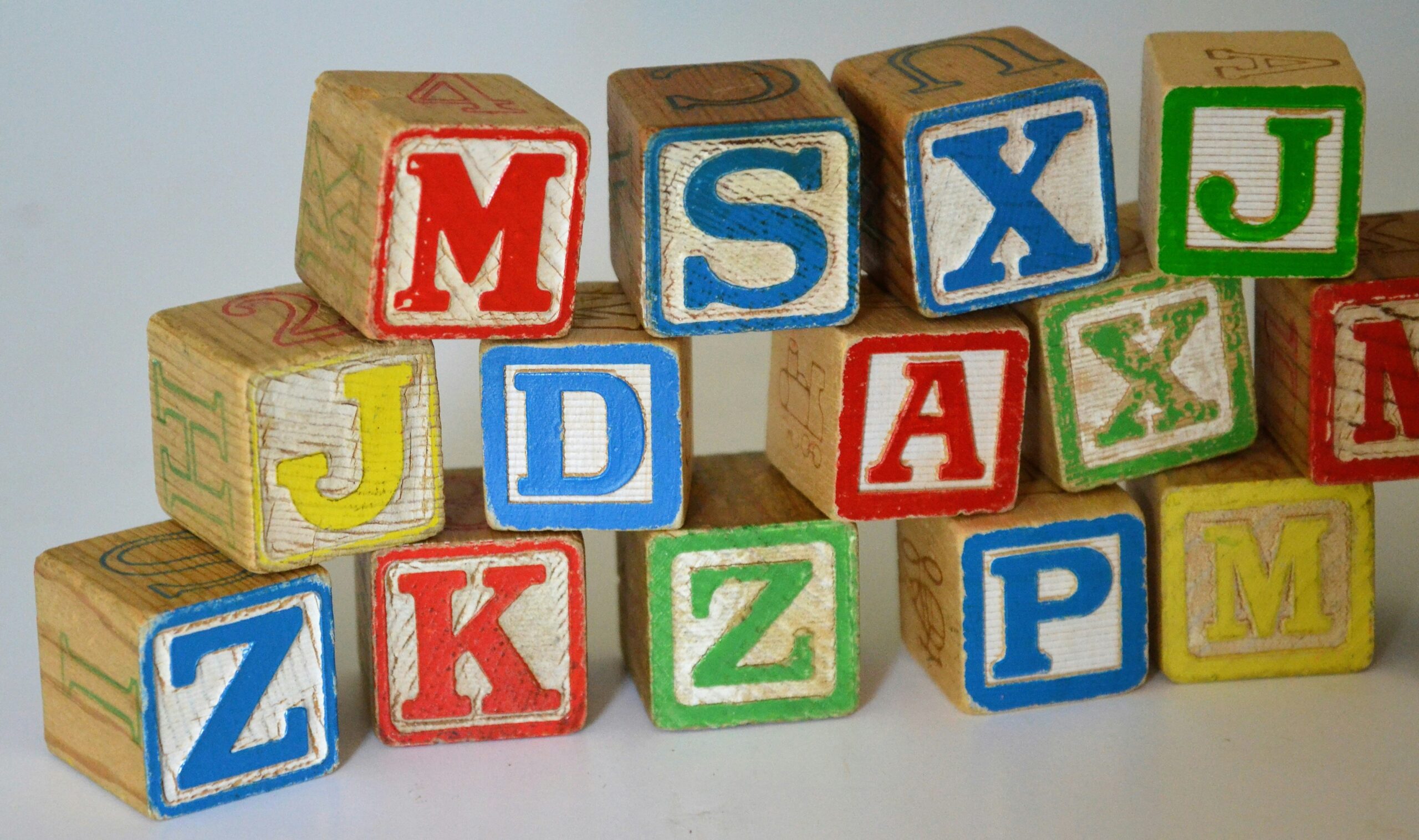Träklossar med bokstäver på.