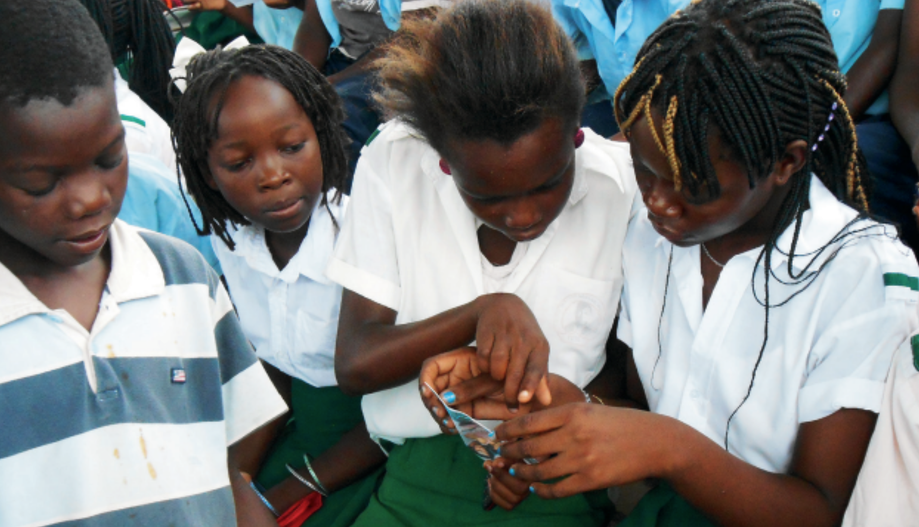 barn nyungwe Barn läser bibelböcker på nyungwe.