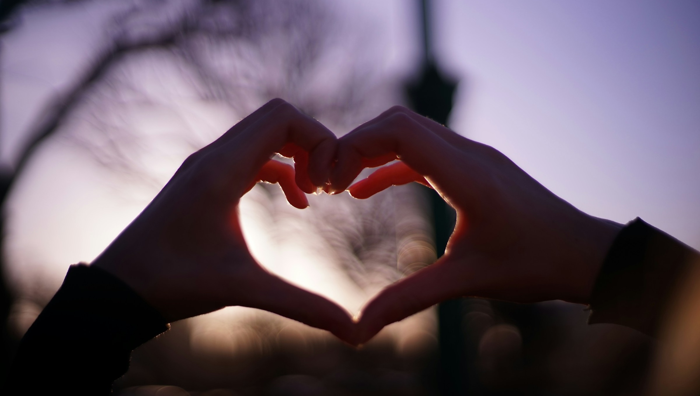Två händer som formar ett hjärta.