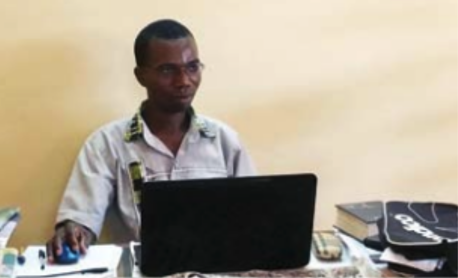 Man som sitter vid bärbar dator.