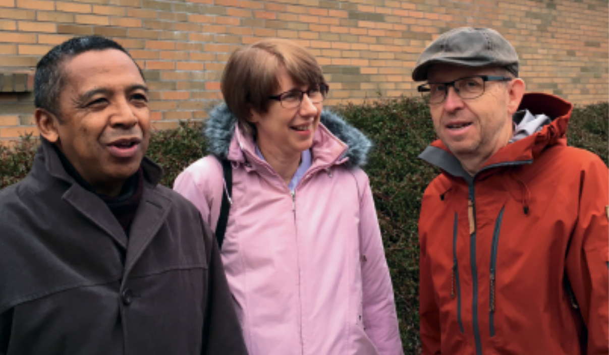 Gruppfoto på Ruth och Mamy Raharimanantsoa samt Folke Wendefors.