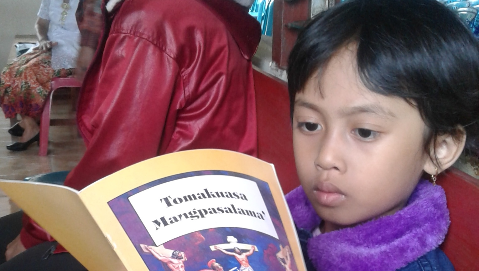 Ett barn läser en serietidning.