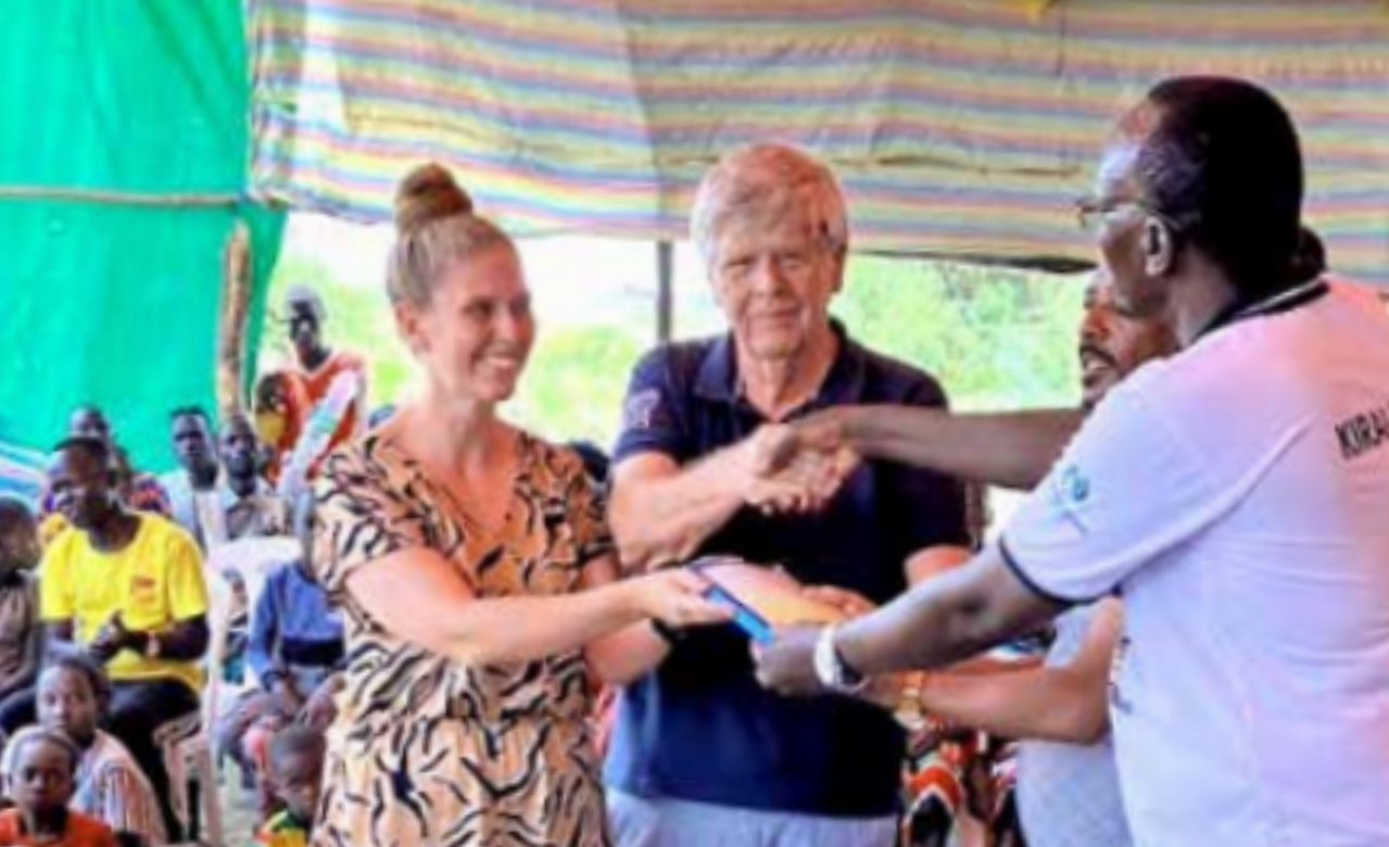 Beatrice Bergroth överlämnar en bok.