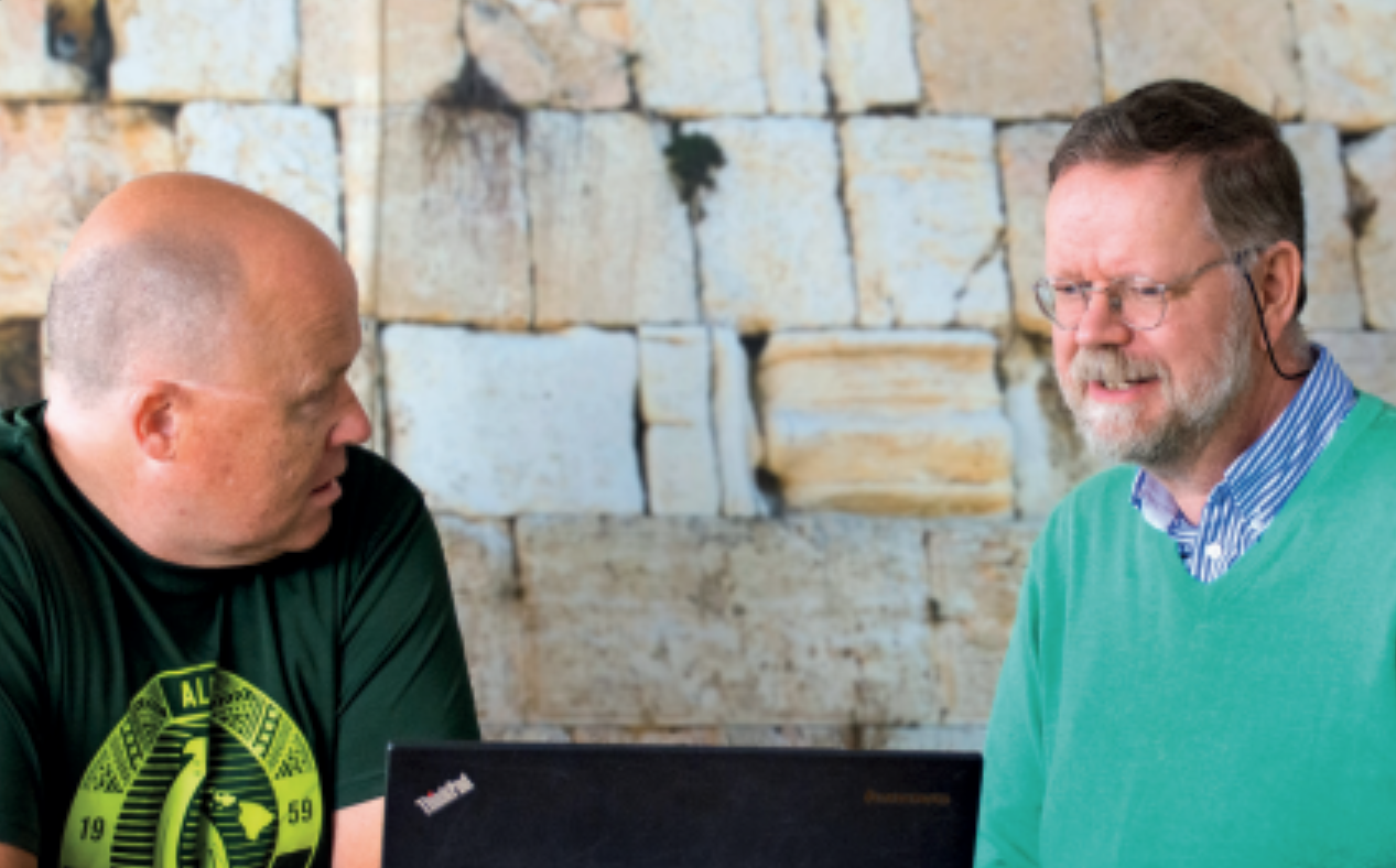 Mats-Jan Söderberg och Mats Eriksson sitter och samtalar.