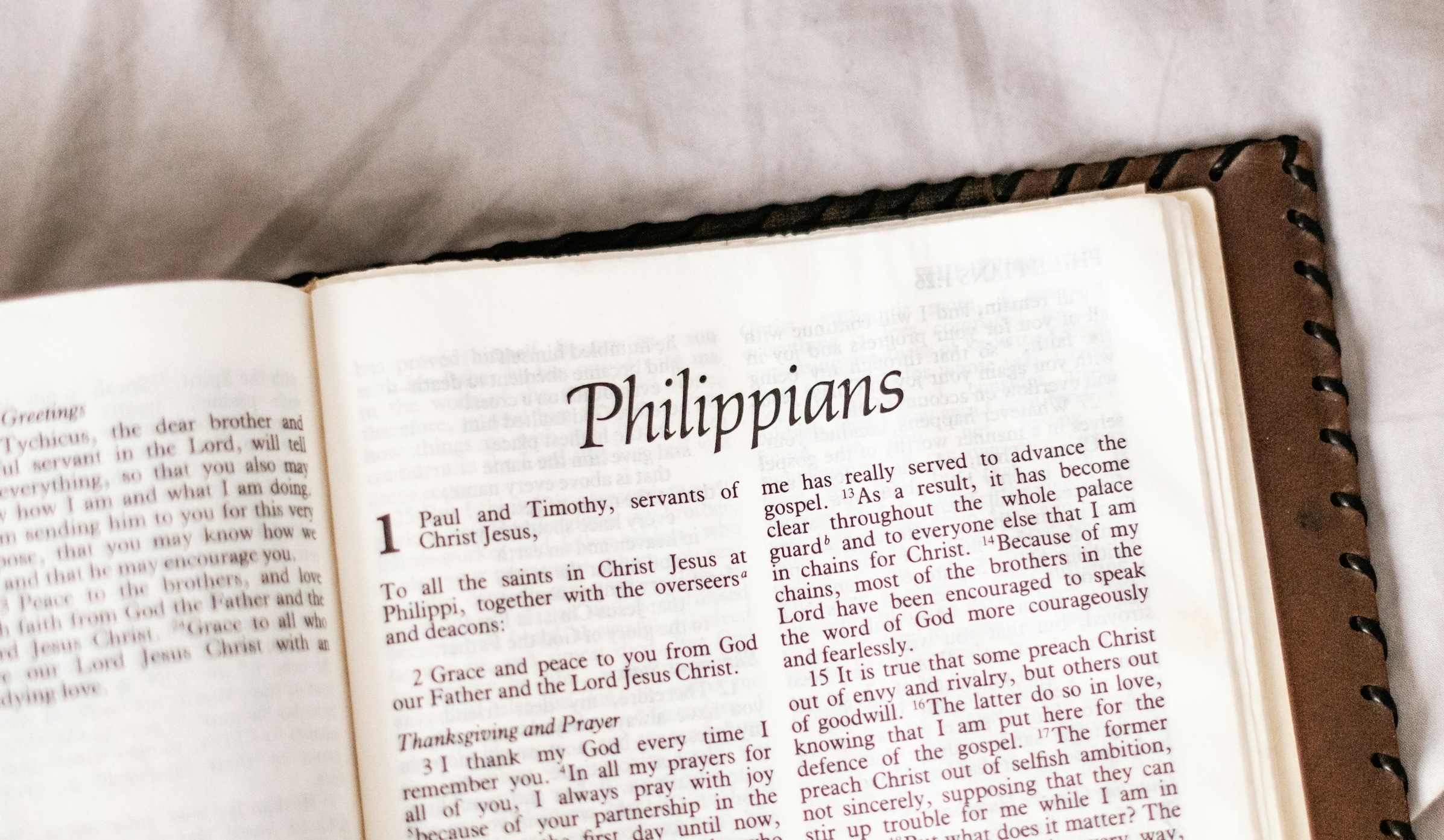 Engelsk bibel uppslagen till första sidan av Filipperbrevet.