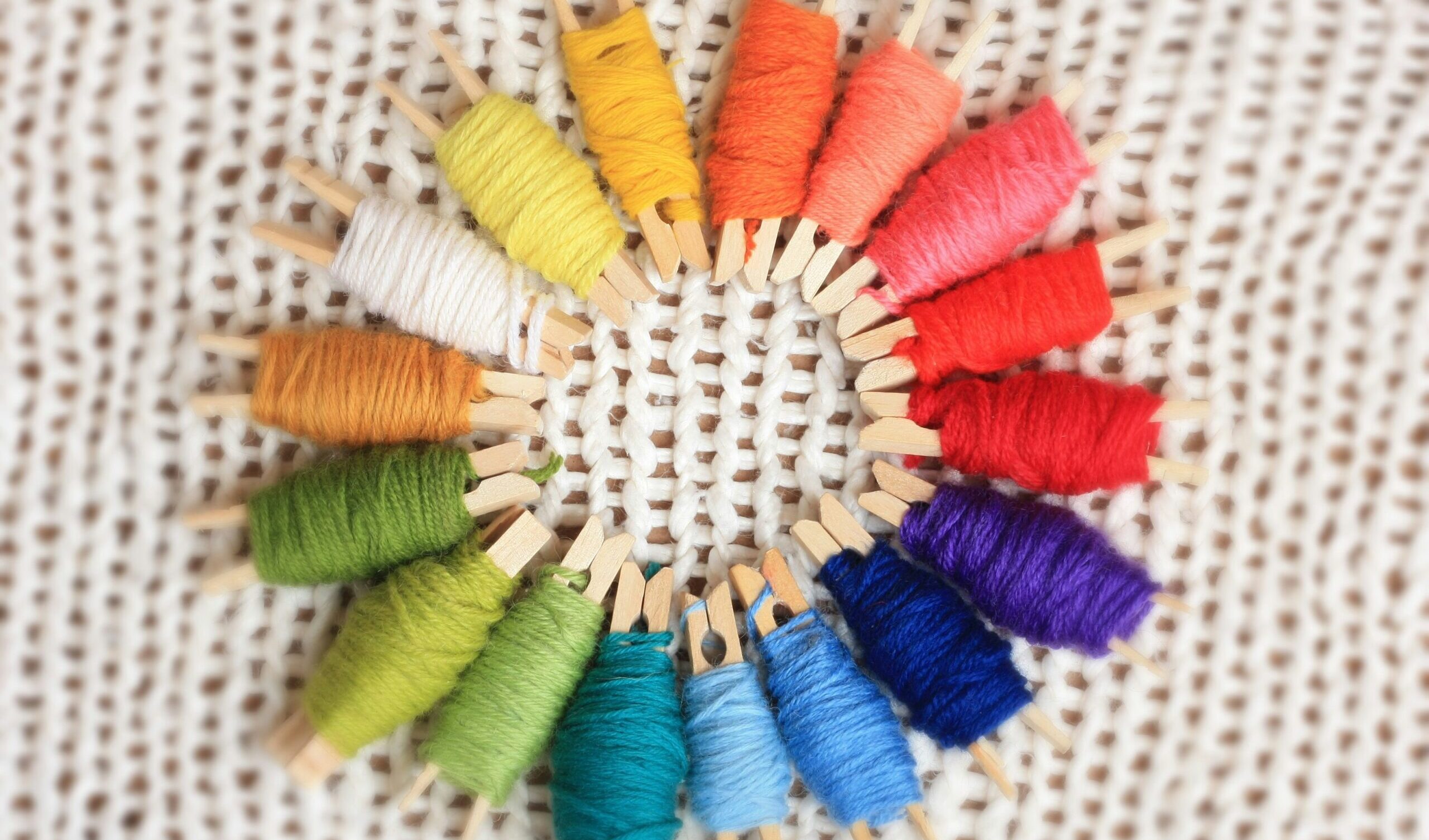 Broderitrådar i olika färger.