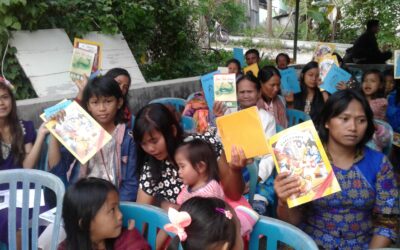 Genom sång, musik och kalendrar når Guds ord ut till Oka-folket