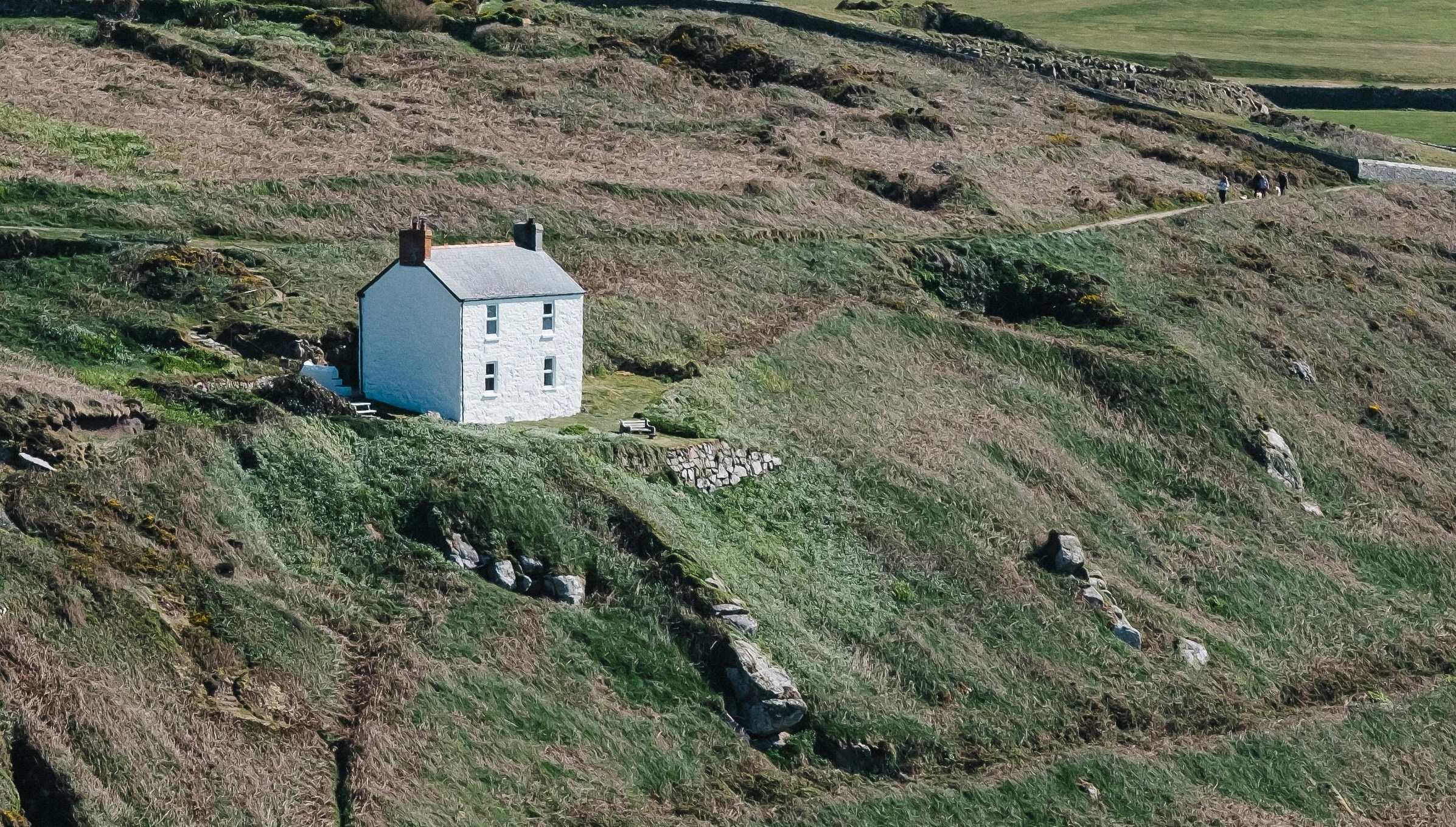 Hus i en bergssluttning.