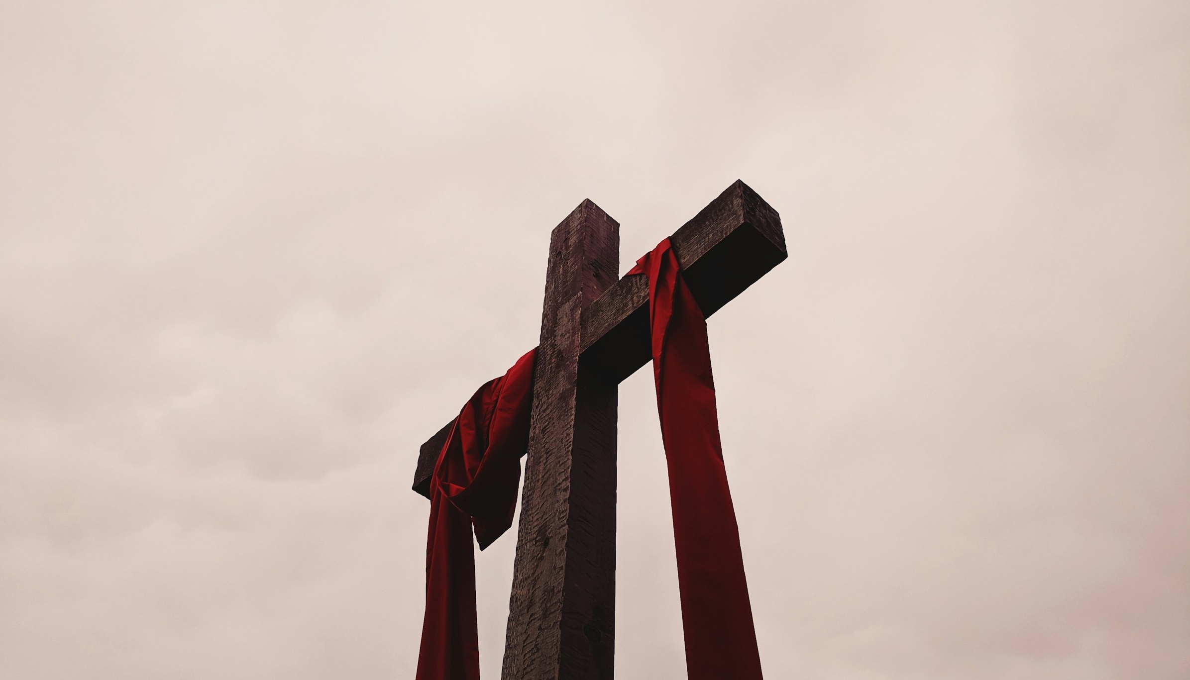 Träkors draperat med rött tygstycke