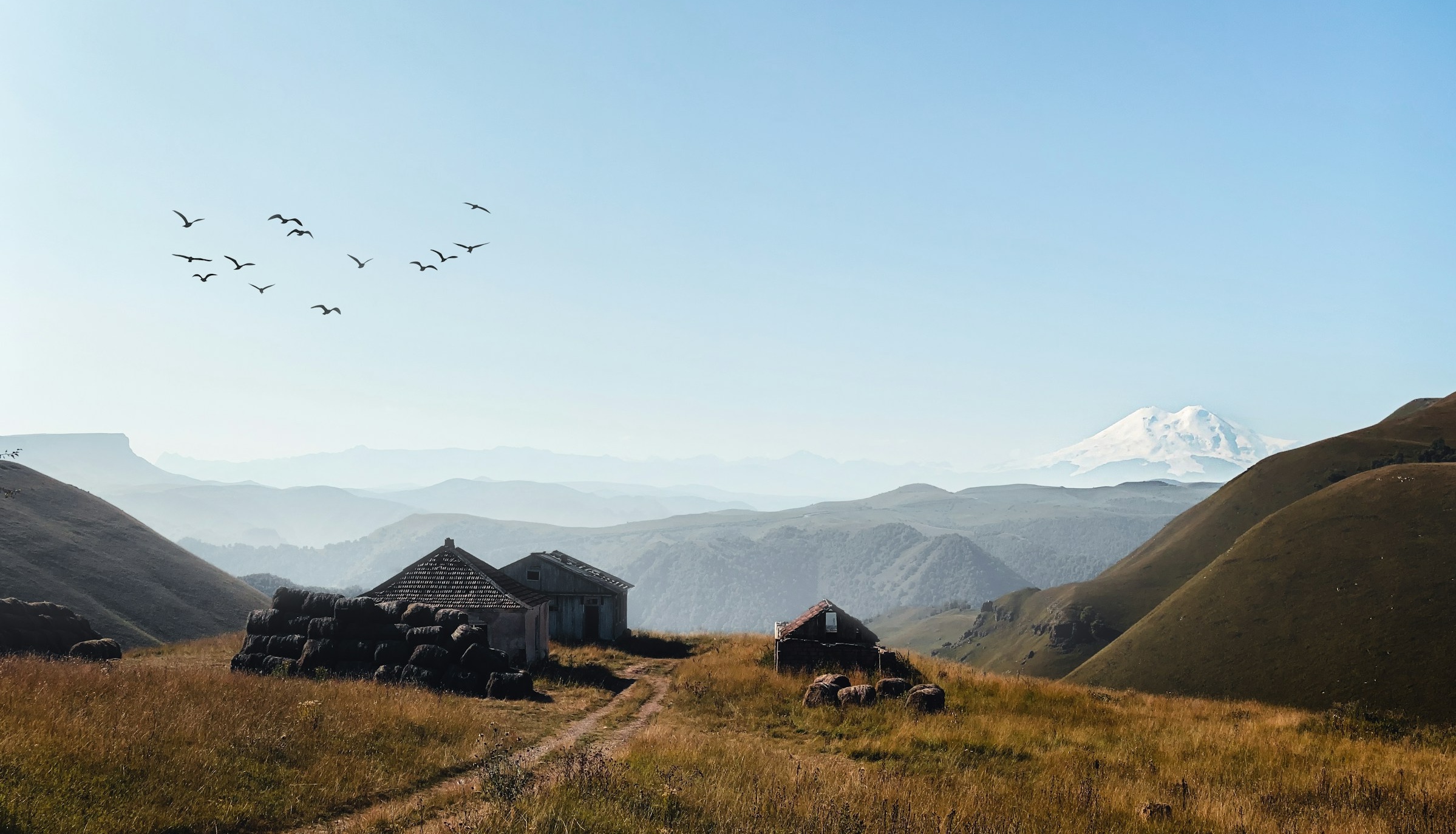 Lantlig bild från Elbrus i Kaukasus.