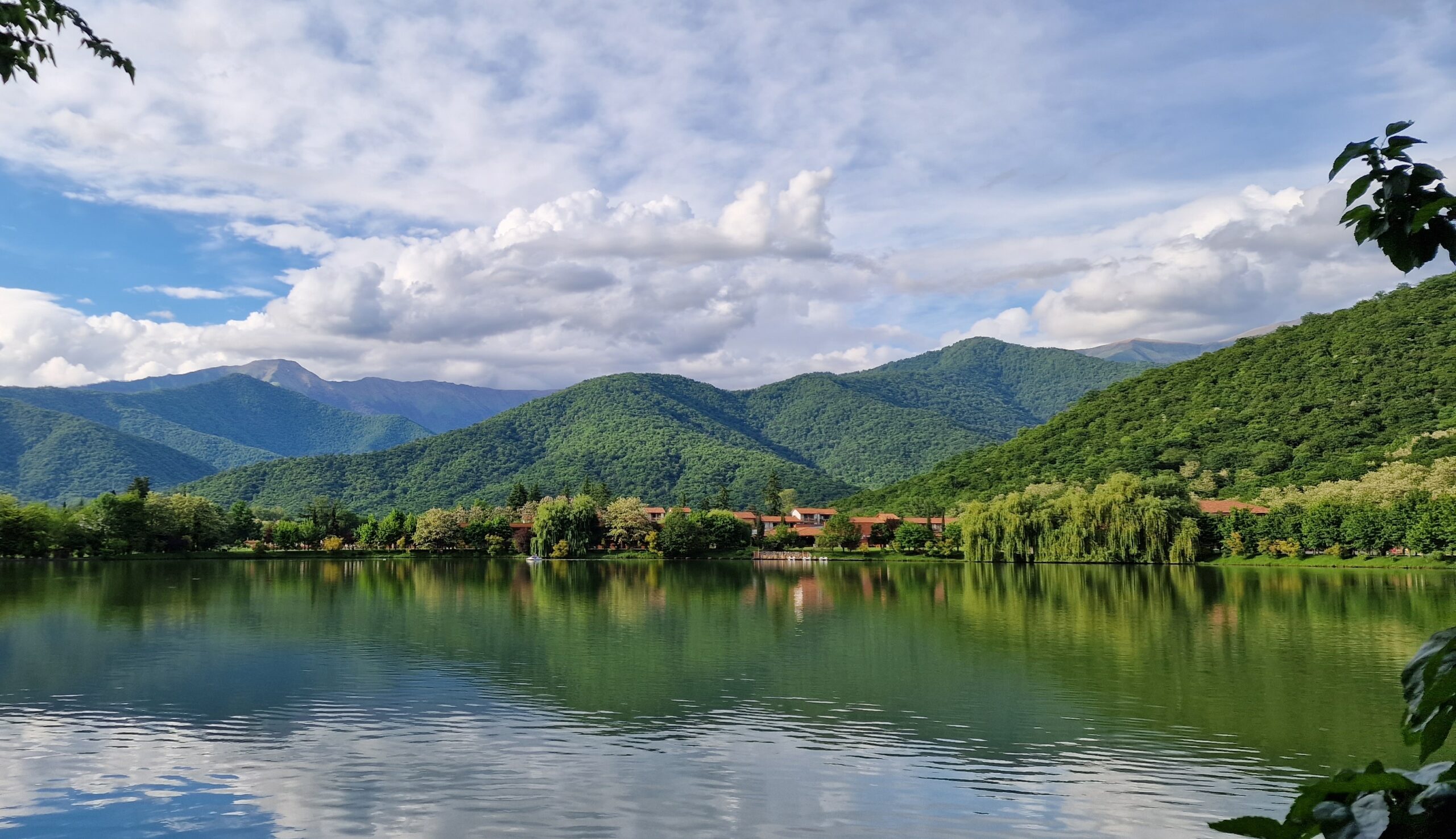 Lapotasjön med Kaukasusbergen som bakgrund.