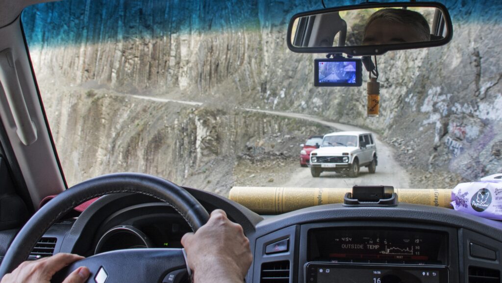 Möte med andra bilar på mycket smal ravinväg.