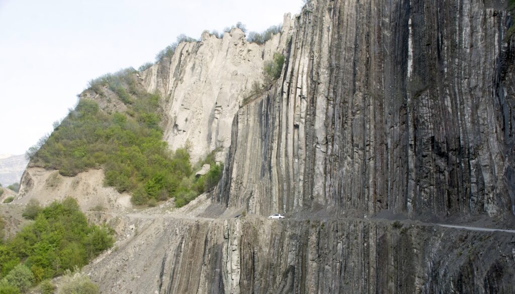 Ravinväg i Kaukasusbergen.